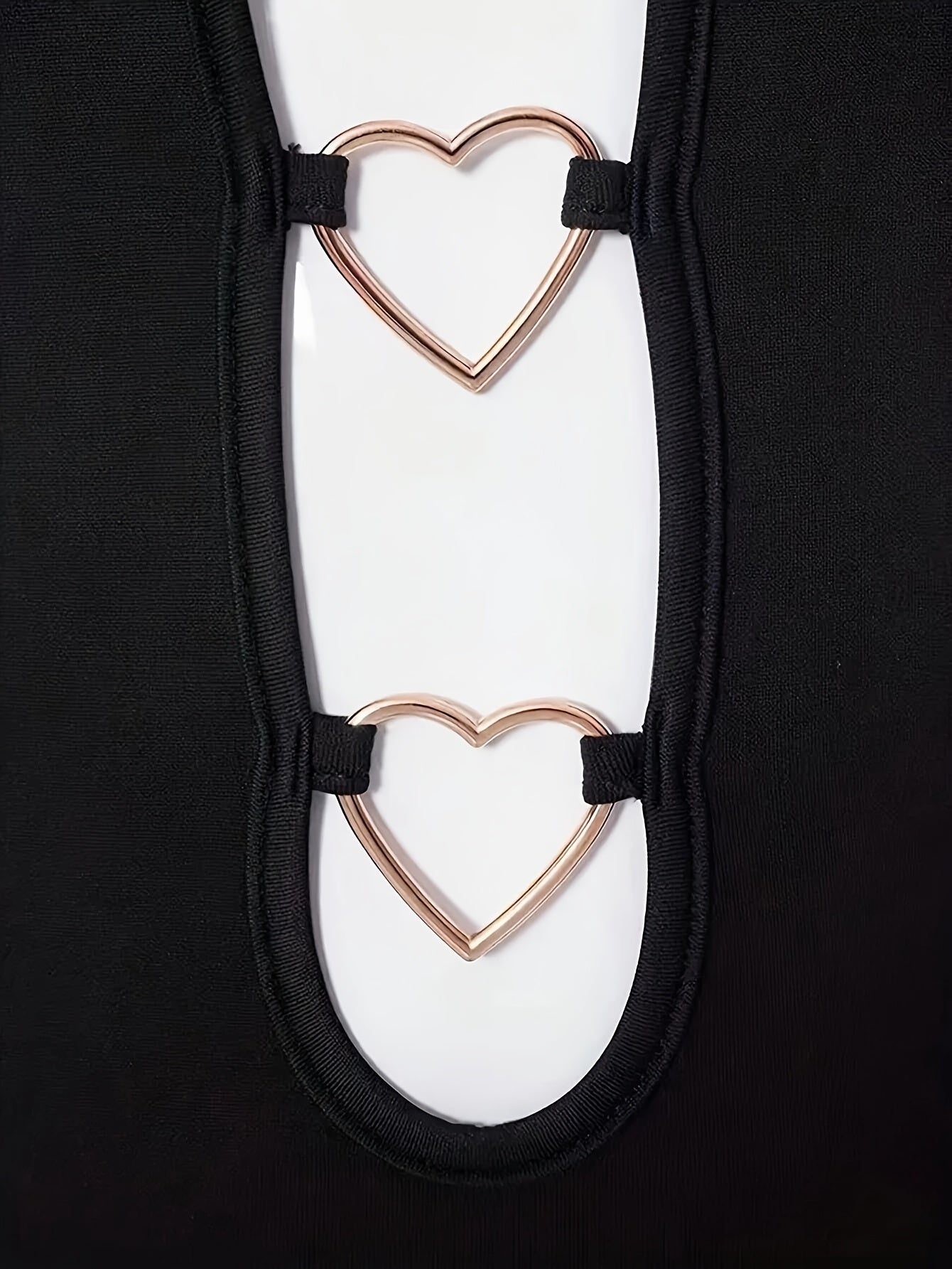 Vestido negro sexy con espalda descubierta y detalle de aro metálico en forma de corazón