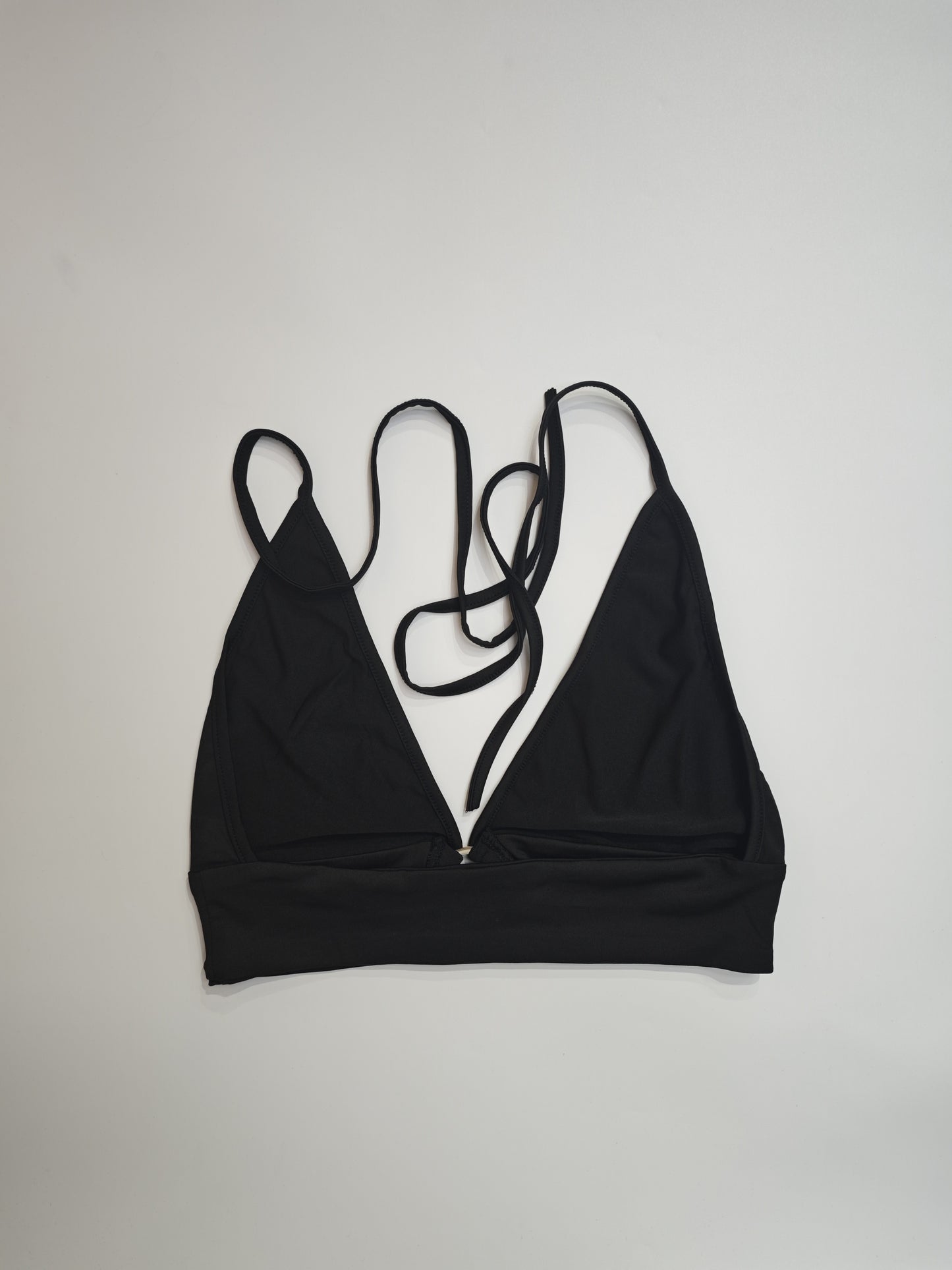Top Halter Escotado con Aros