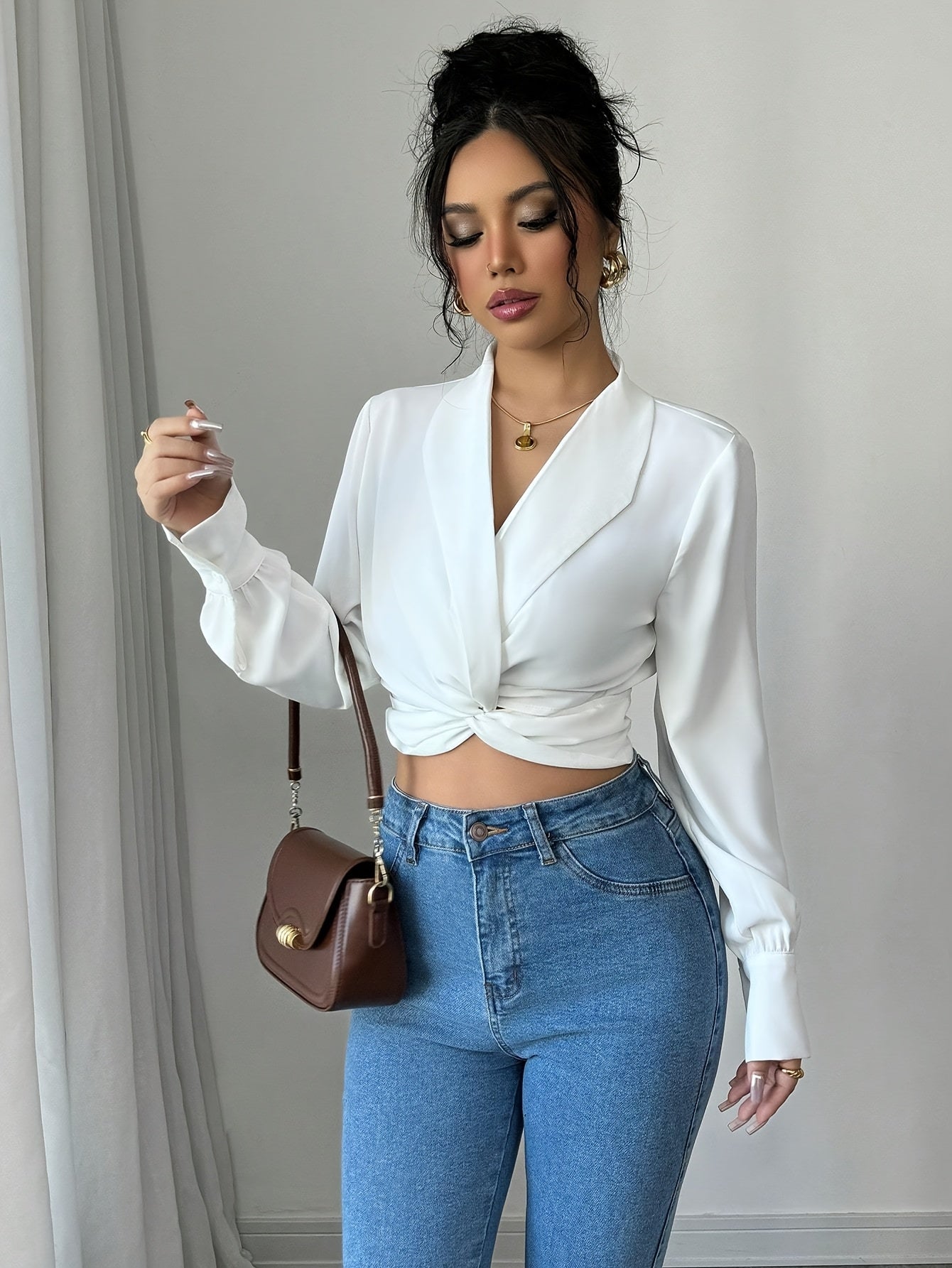 Blusa corta de manga larga con cuello en V