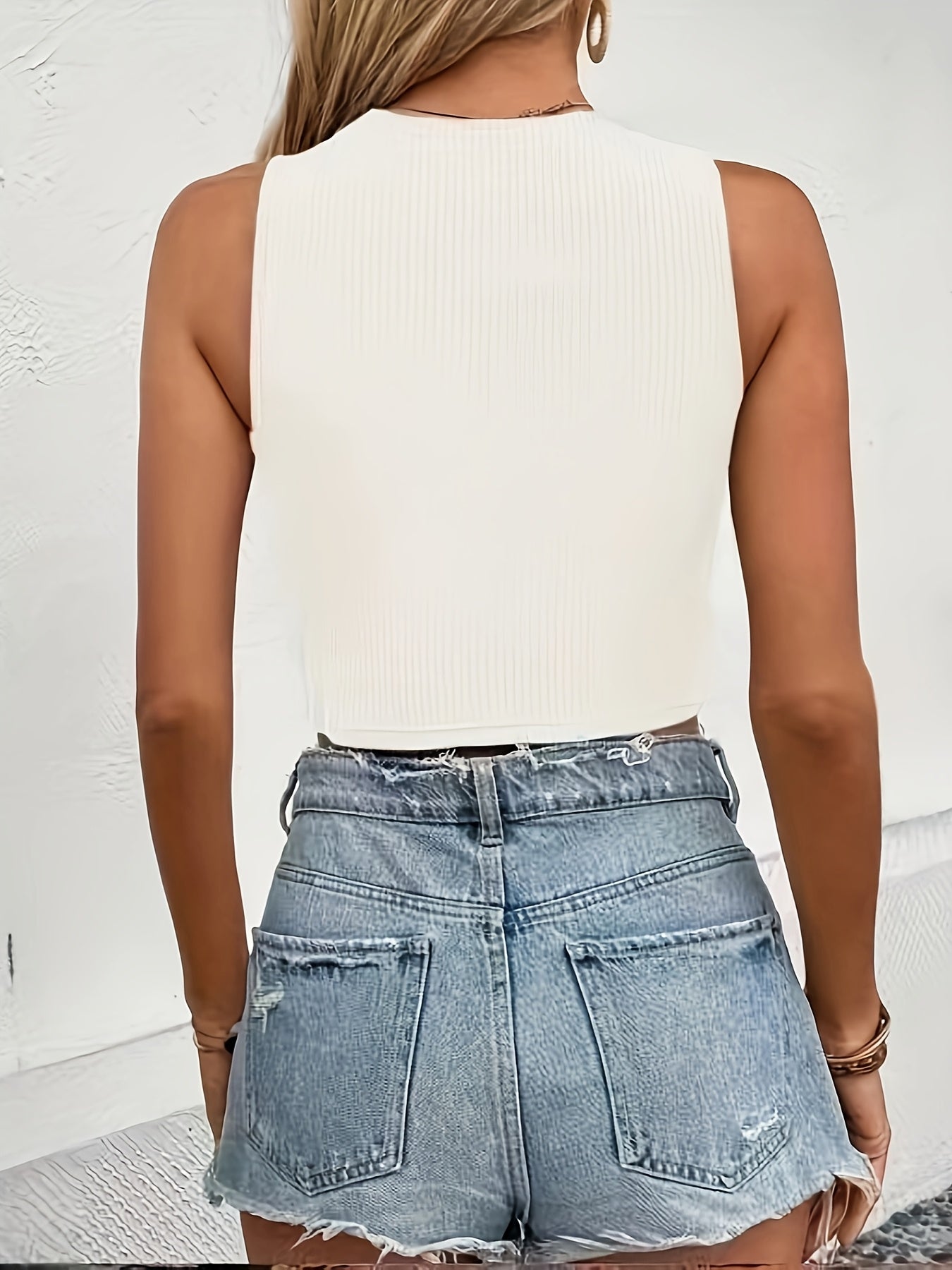 Top corto elegante con detalle