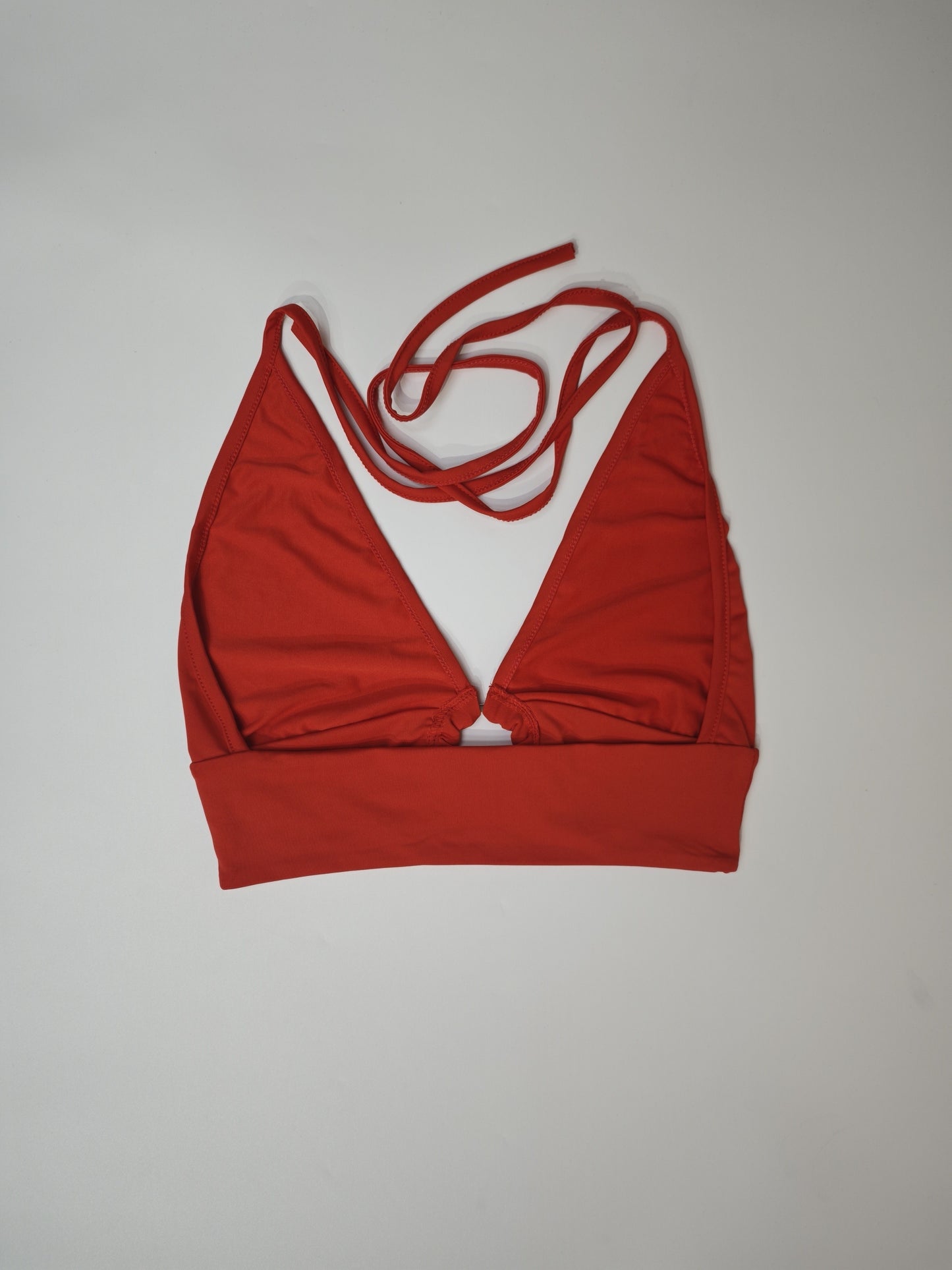 Top Halter Escotado con Aros