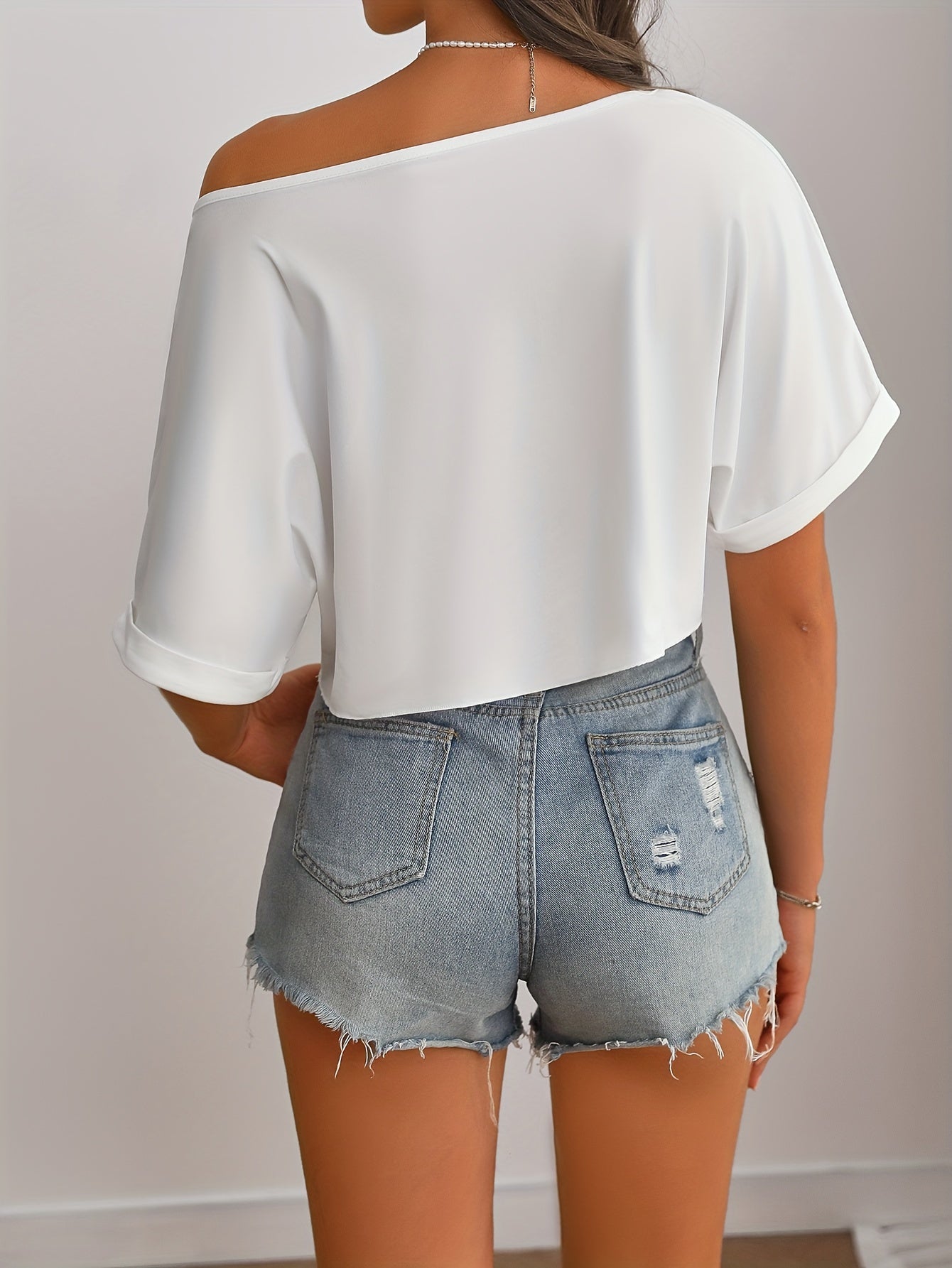 Elegante camiseta corta con hombros descubiertos