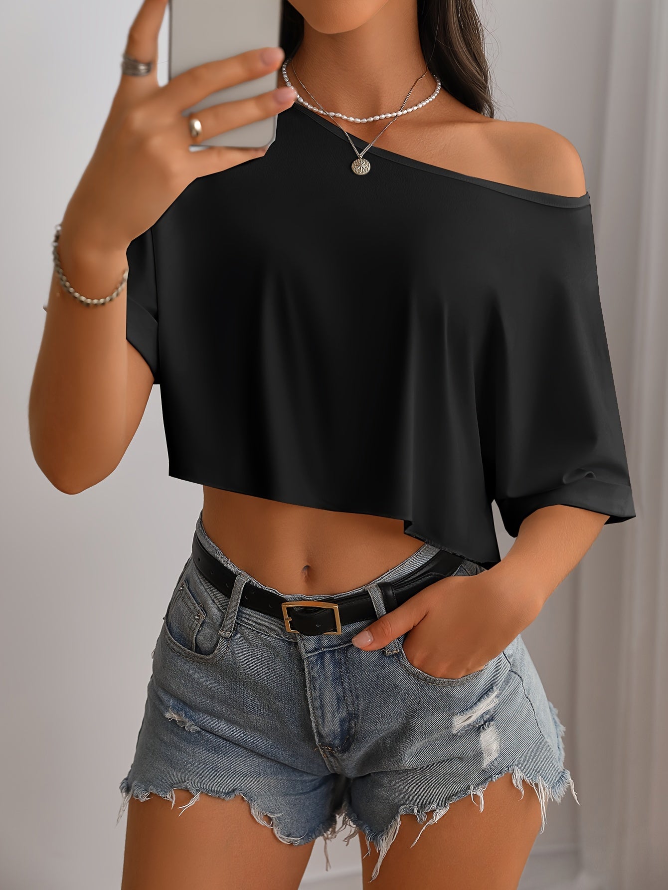 Elegante camiseta corta con hombros descubiertos