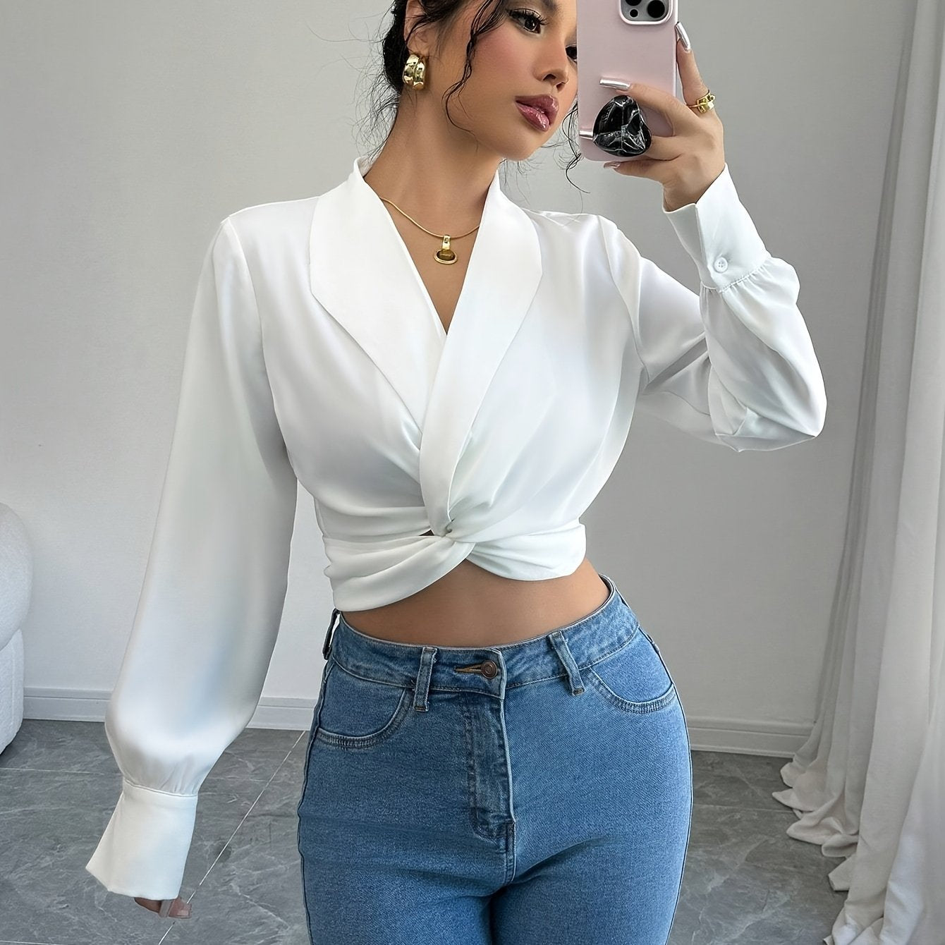 Blusa corta de manga larga con cuello en V