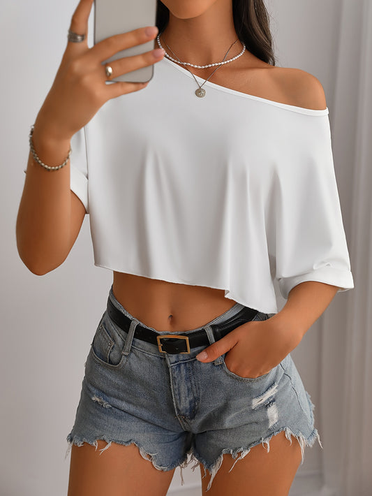 Elegante camiseta corta con hombros descubiertos