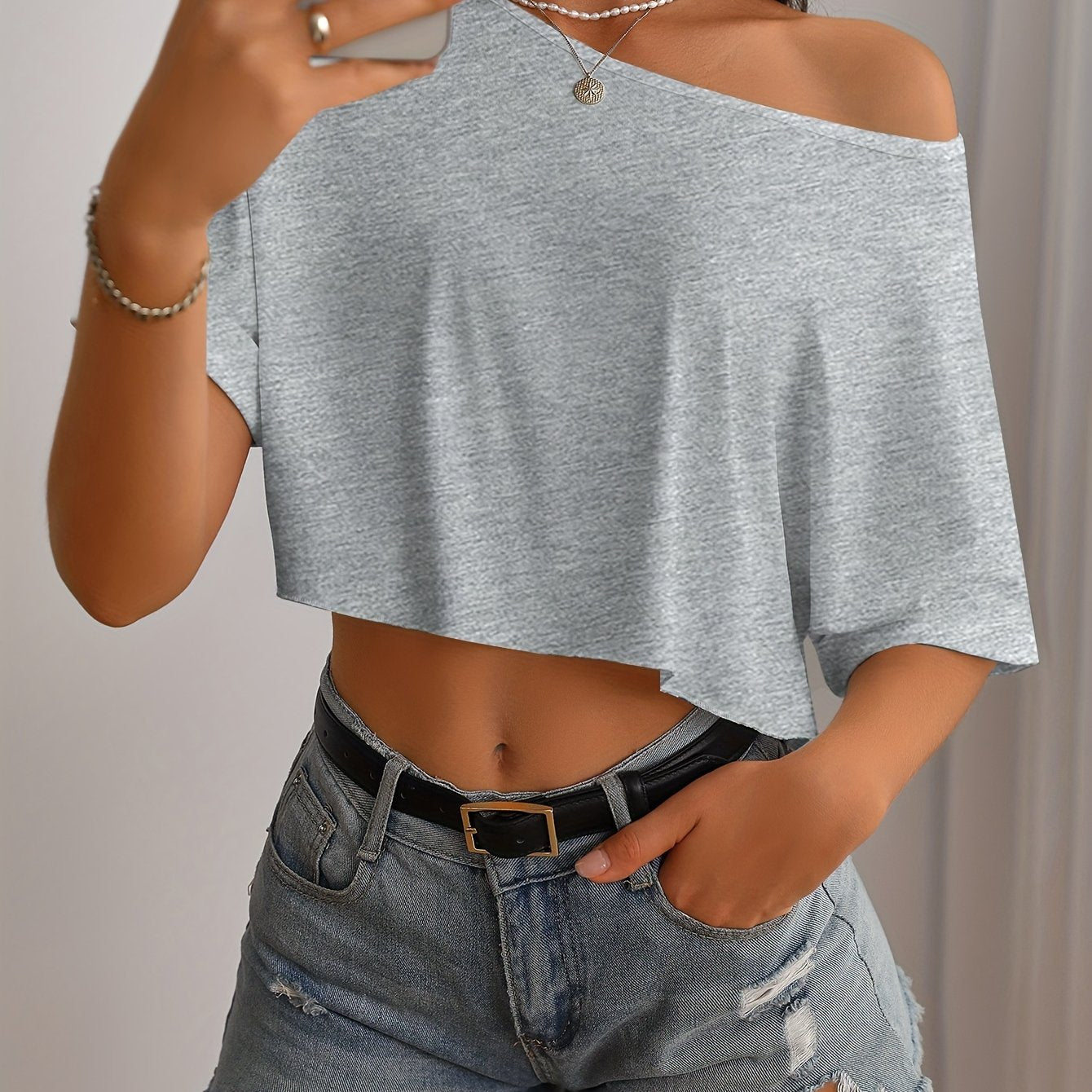 Elegante camiseta corta con hombros descubiertos