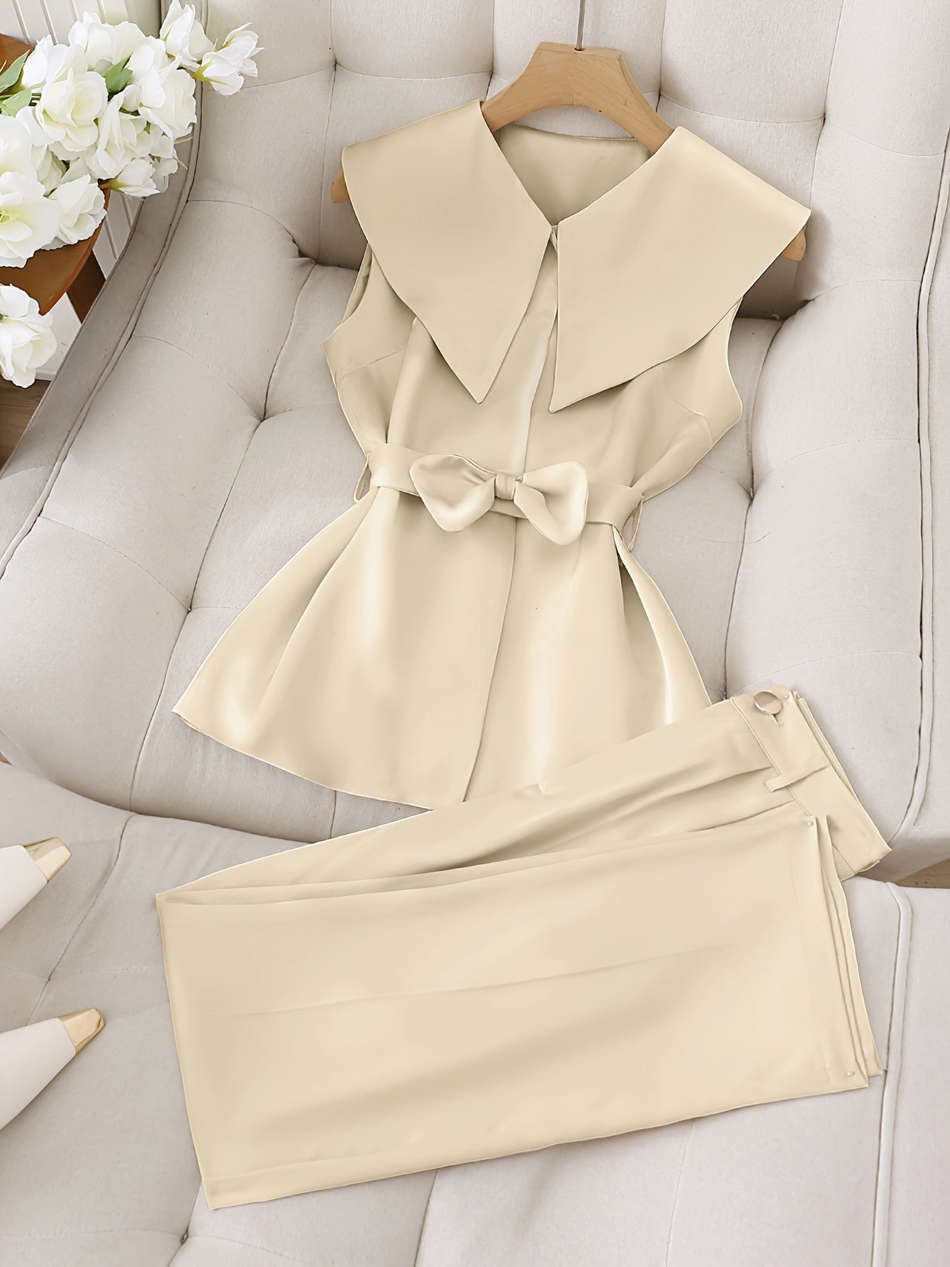 Elegante y estilizado conjunto de top sin mangas y pantalón largo en color liso, diseñado para atraer la riqueza.