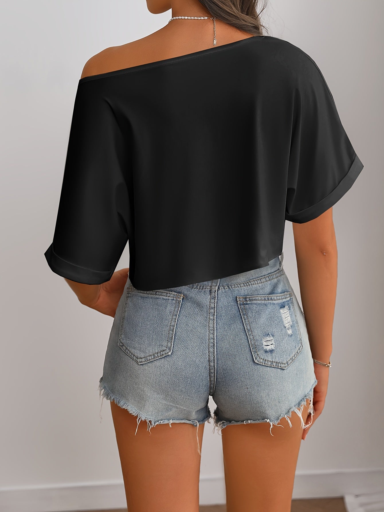 Elegante camiseta corta con hombros descubiertos