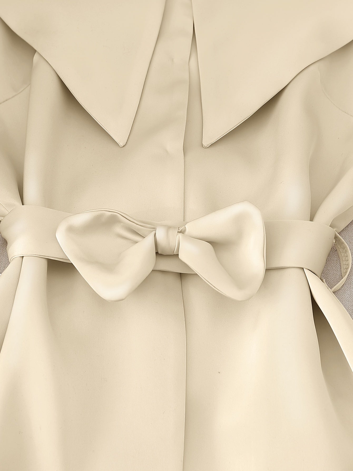 Elegante y estilizado conjunto de top sin mangas y pantalón largo en color liso, diseñado para atraer la riqueza.