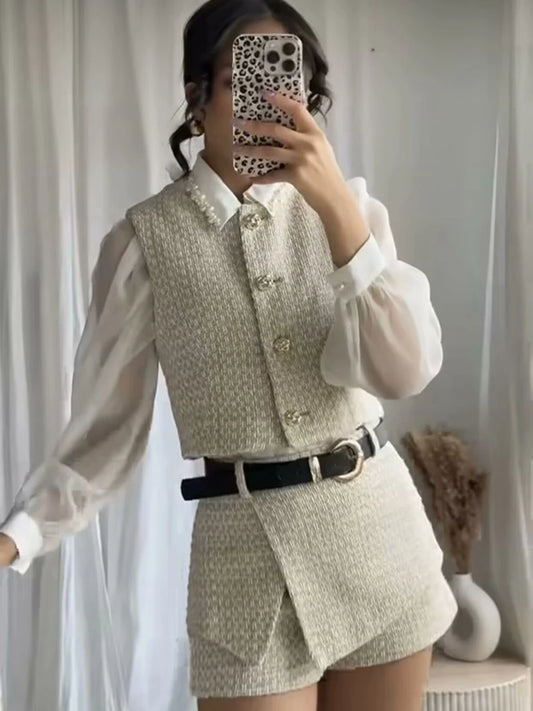 Elegante Conjunto de Dos Piezas con Cinturón y Pantalones Cortos