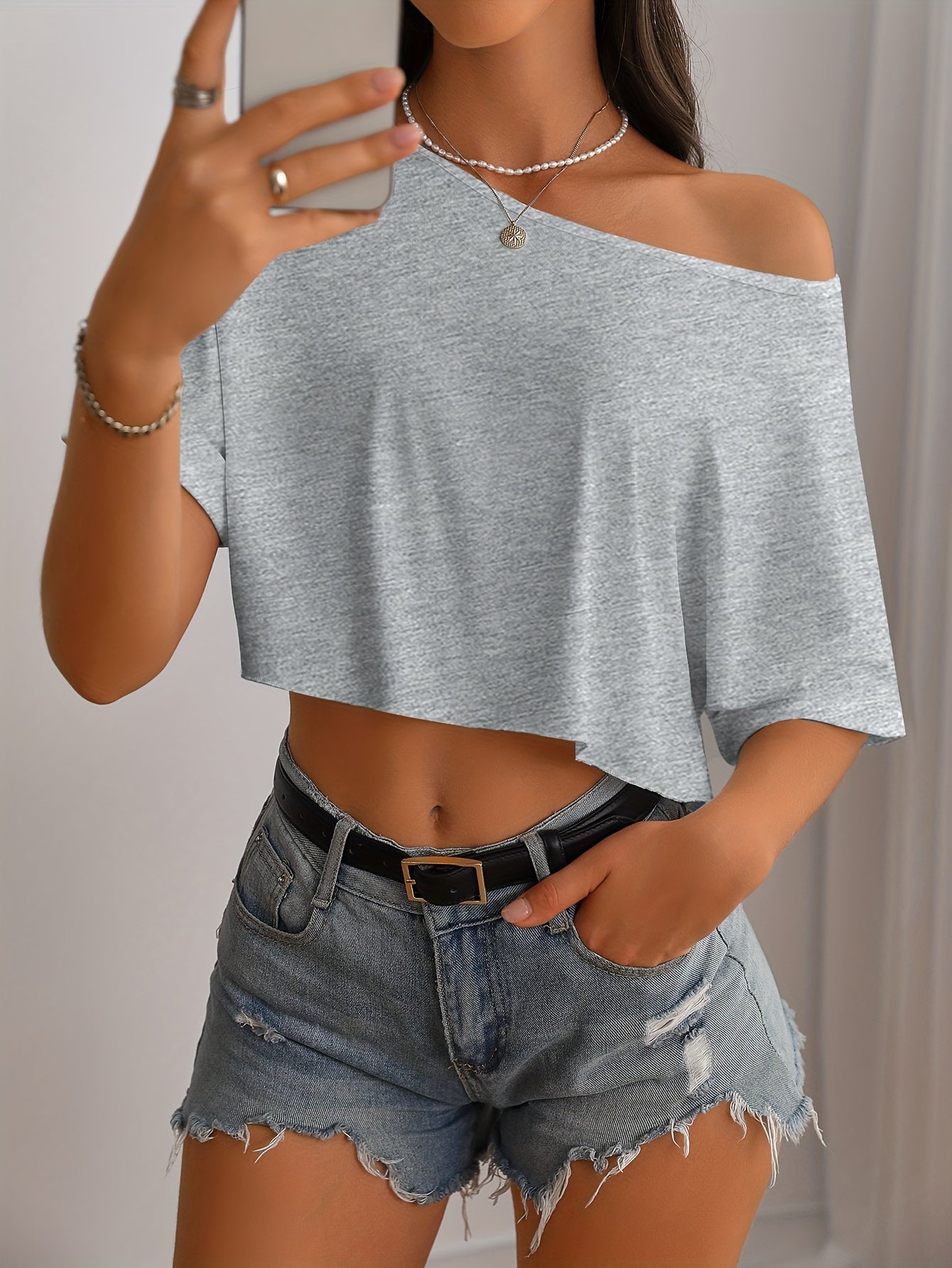 Elegante camiseta corta con hombros descubiertos