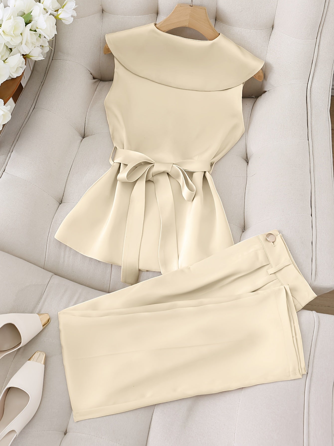 Elegante y estilizado conjunto de top sin mangas y pantalón largo en color liso, diseñado para atraer la riqueza.