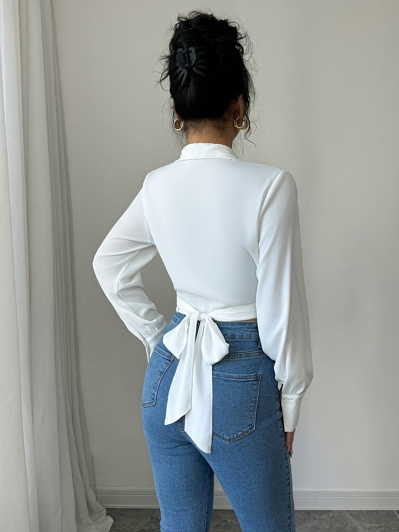 Blusa corta de manga larga con cuello en V