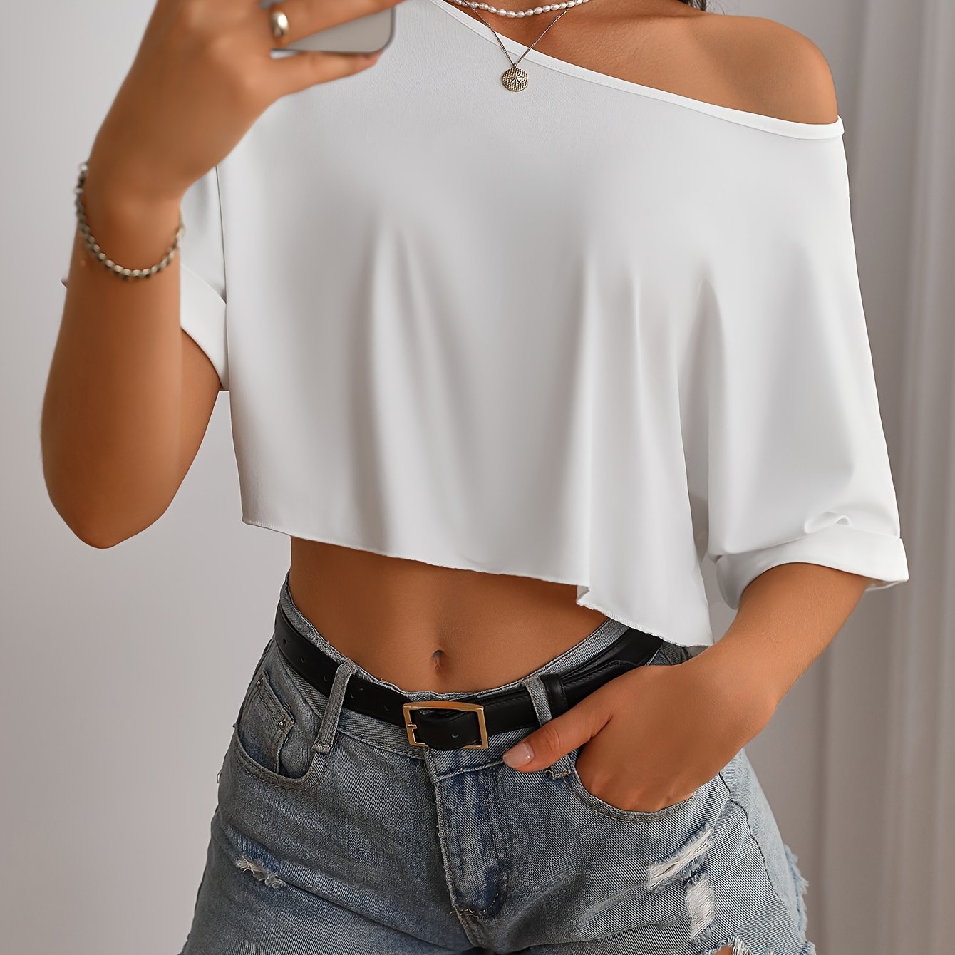 Elegante camiseta corta con hombros descubiertos